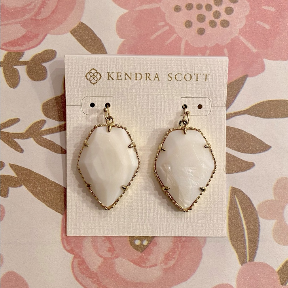 NWT * KENDRA SCOTT* Earrings … *CORLEY* … White Pearl
